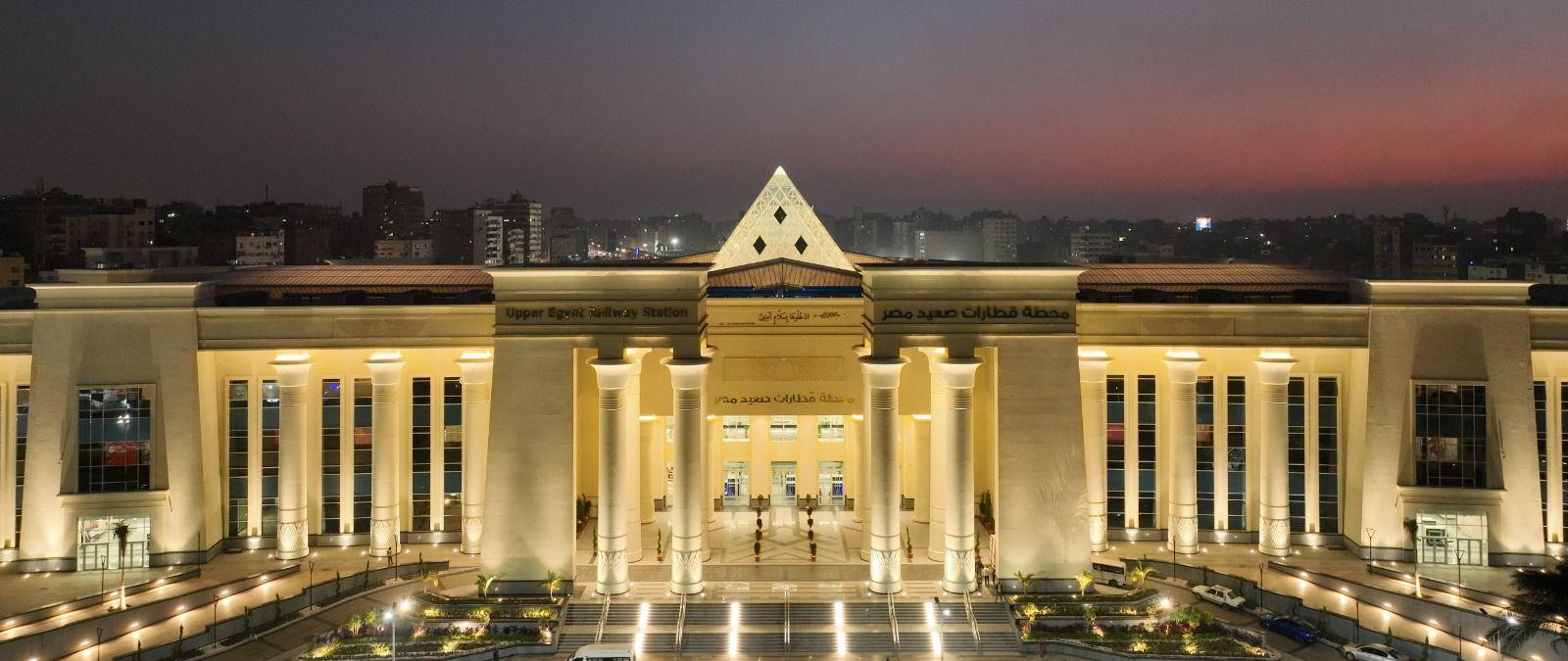 محطة قطارات صعيد مصر في بشتيل بعد اكتمالها ليلًا